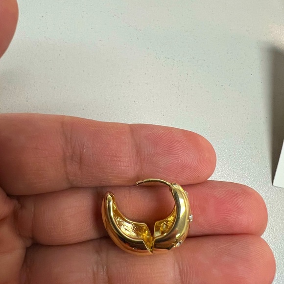 Minimalist Water Drop Rhinestones Earrings (Gold Tone) - Picture 12 of 14